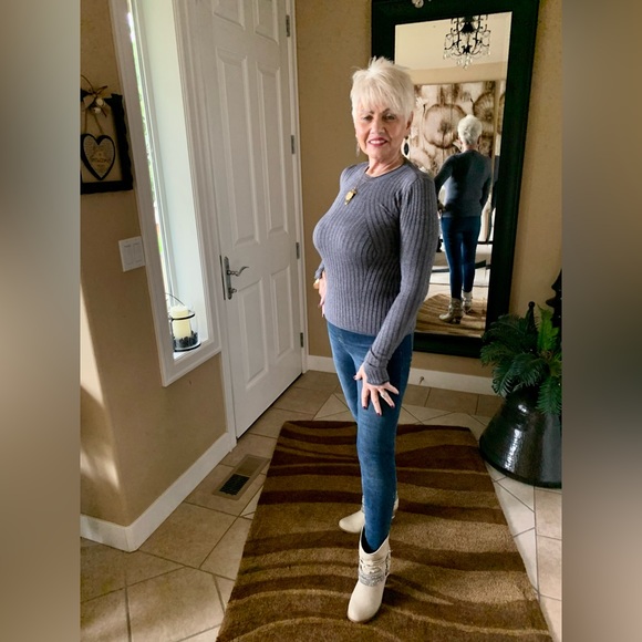 LN INC RIBBED PULL OVER SWEATER. LT-WT. SO CUTE I PURCHASED IN 3 COLORS. - Picture 1 of 8